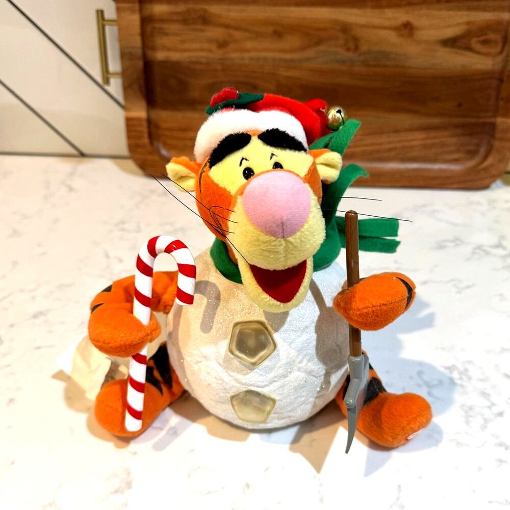 vintage  Disney Gemmy Animated Musical Tigger plush inside snowball Christmas